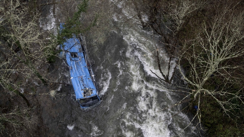 Число погибших при падении автобуса в реку в Испании выросло до семи