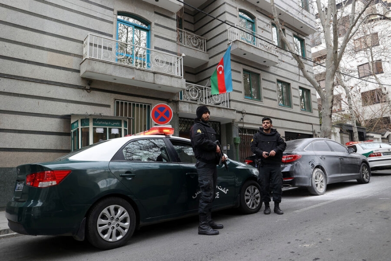 Мужчина с автоматом напал на посольство Азербайджана в Иране. Он решил, что там прячется его жена 
