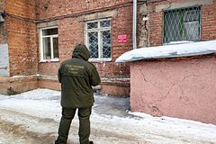 Треснувший от холода дом в российском городе отремонтируют весной