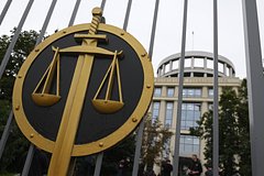 Россиянин пробился молотком в чужую квартиру и попал под суд