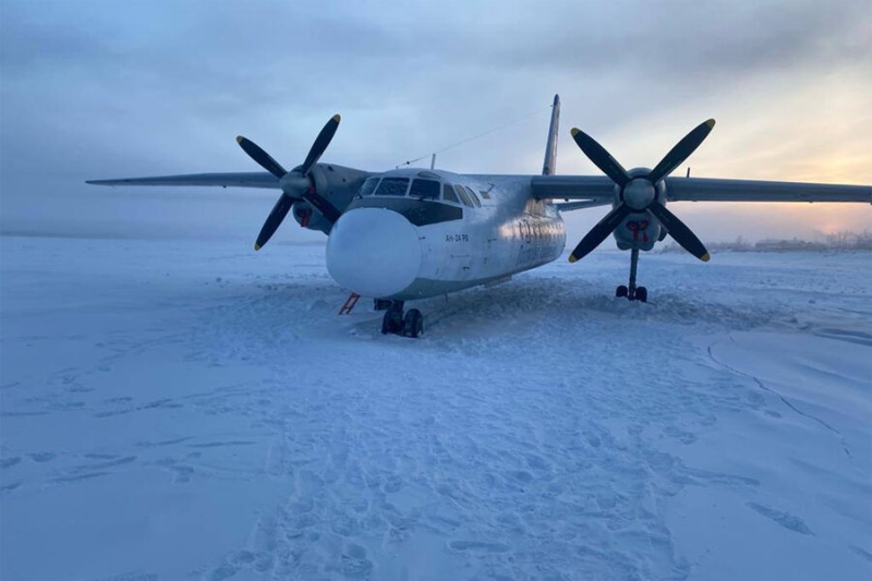 В Якутии Ан-24 с 30 пассажирами сел вне взлетно-посадочной полосы 