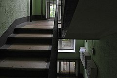 Россиянин превратил свою квартиру в свалку и начал справлять нужду в подъезде