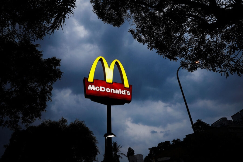 В США десятки человек отравились в McDonald's, они ели гамбургеры с луком 