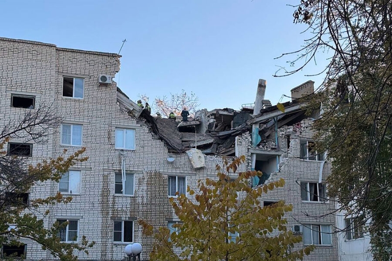 Спасатели вытащили бабушку и ребенка из-под завалов дома в Черкесске 