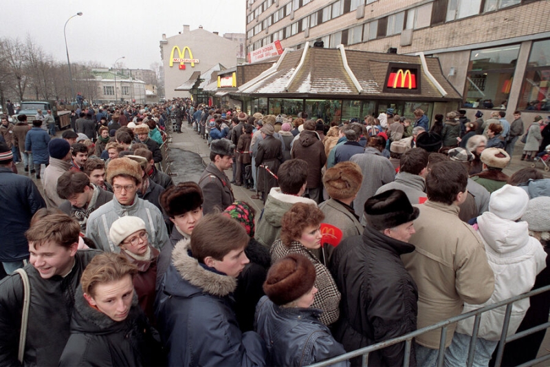 Пили дезинфектор и воровали яблоки для пирожков: как открывался McDonald's в СССР 