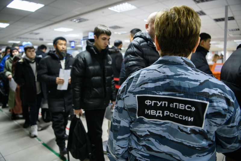 «Никаких жен, детей, бабушек»: Бастрыкин призвал ужесточить правила для мигрантов в России 