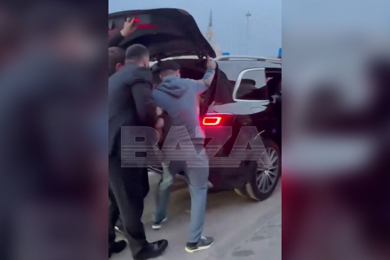 На Ярославском вокзале похитили человека. Его затолкали в «Мерседес» с мигалкой и номерами АМР и увезли 
