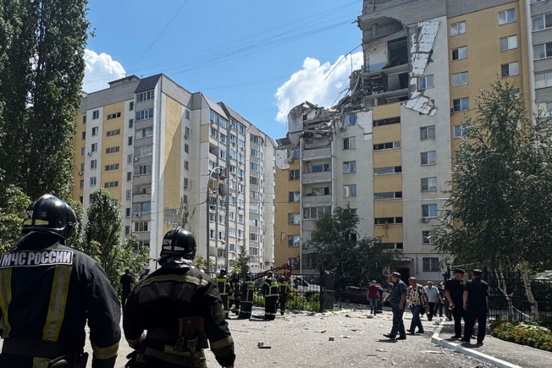 Взрыв в Саратове. Мужчина, заблокированный на 8-м этаже, перестал отвечать спасателям 