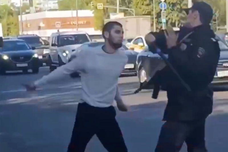 Даже стрелять не стали: в Москве скрутили террориста, напавшего на полицейских 