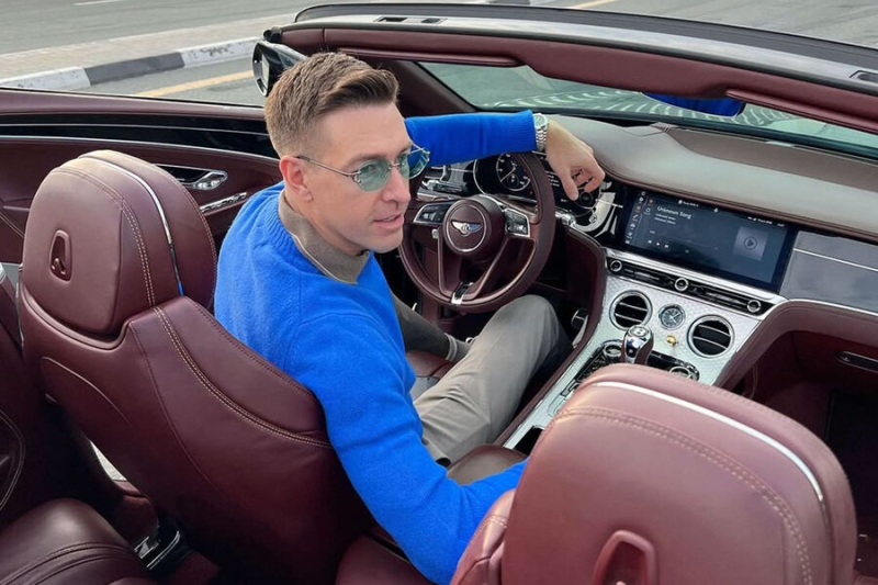 «Подойти, взять за задницу, увести»: суд заочно арестовал «секс-гуру» Алекса Лесли