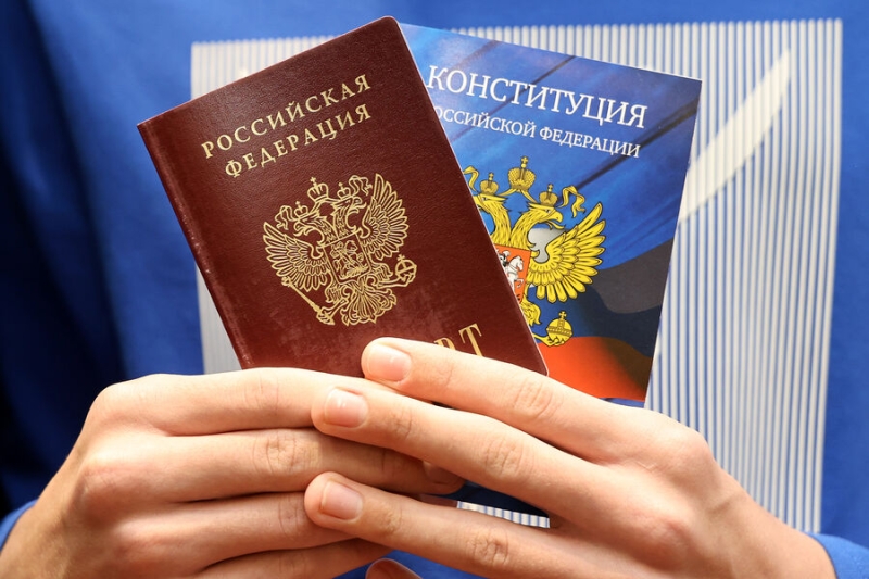 Убийство, изнасилование и проституция: за что у новых граждан России могут отобрать паспорт? 
