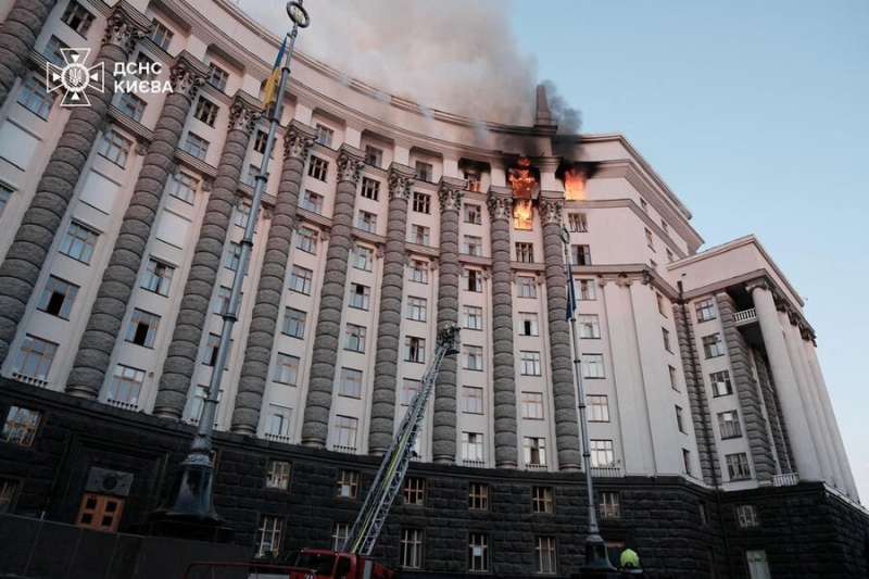 «Точно не ракета»: что известно о пожаре в здании кабмина Украины 
